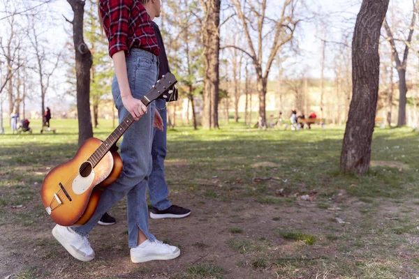 Couple Mignon Marche Dans Parc Pendant Que Fille Tient Guitare — Photo