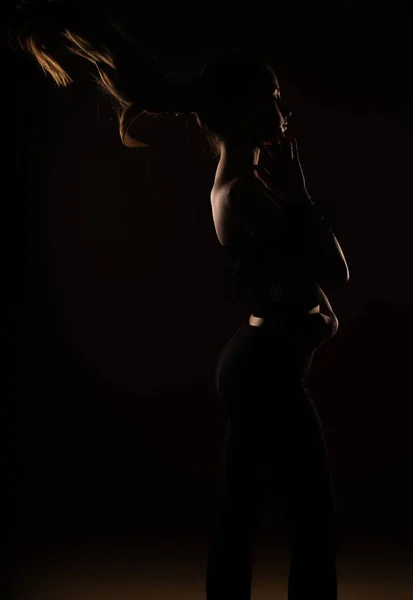 Silhouette Une Jolie Fille Posant Dans Studio Tout Retournant Ses — Photo
