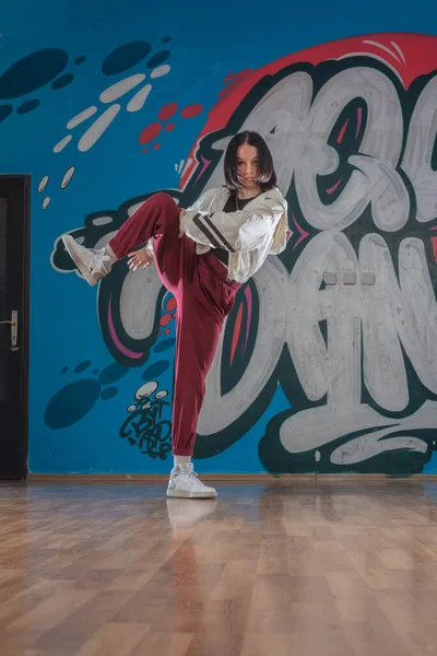Aantrekkelijke Jonge Vrouw Doet Breakdance Bewegen Graffiti Achtergrond — Stockfoto