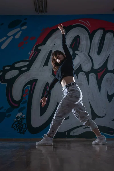 Sylwetka Młodej Kobiety Tancerki Hiphop Breakdancer Tańczącej Tle Studia Graffiti — Zdjęcie stockowe