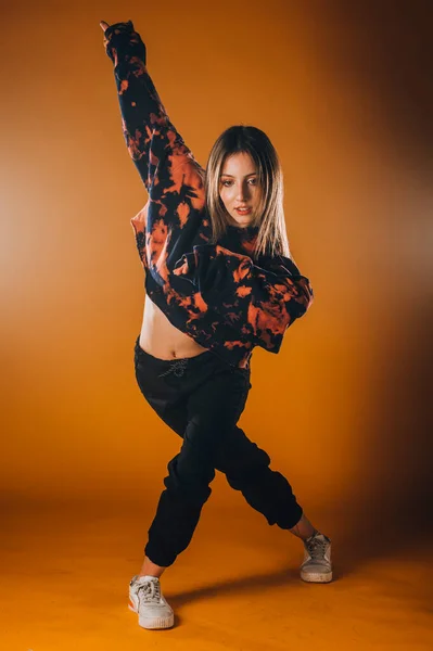 Genç Dansçı Çağdaş Bir Dans Hareketi Uyguluyor — Stok fotoğraf