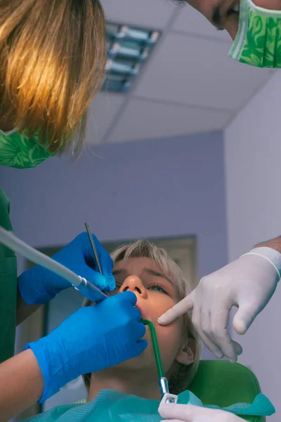 Dentiste Uniforme Vert Examinant Les Dents Une Belle Patiente — Photo