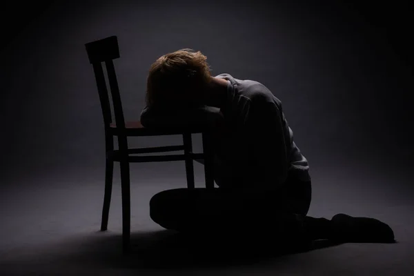 Kırık Çocuk Kendi Intiharını Düşünürken Sandalyede Ağlıyor — Stok fotoğraf