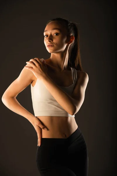 Retrato Una Hermosa Chica Posando Estudio Mientras Intenta Ser Seductora —  Fotos de Stock