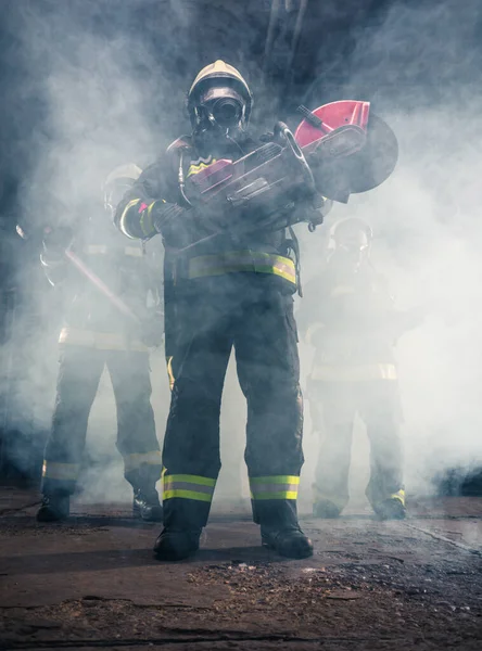 Retrato Del Bombero Sosteniendo Una Motosierra Rescate Garaje Humeante Del — Foto de Stock