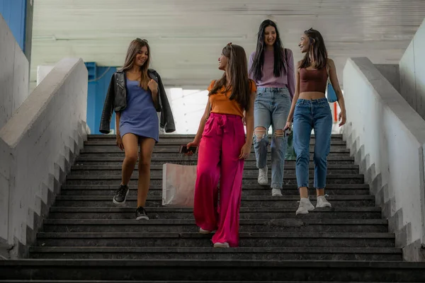 Quatro Meninas Atraentes Bonitas Estão Sorrindo Descendo Escadas Enquanto Conversam — Fotografia de Stock