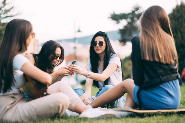 Beautiful Casual Dressed Girl Showing Her Friends Something Her Phone — Stock Photo, Image