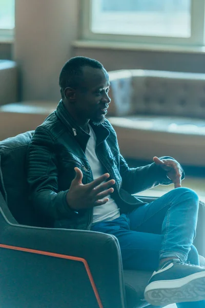 Портрет Афроамериканского Бизнесмена Сидящего Современном Офисе Обсуждающего Проект Своими Коллегами — стоковое фото