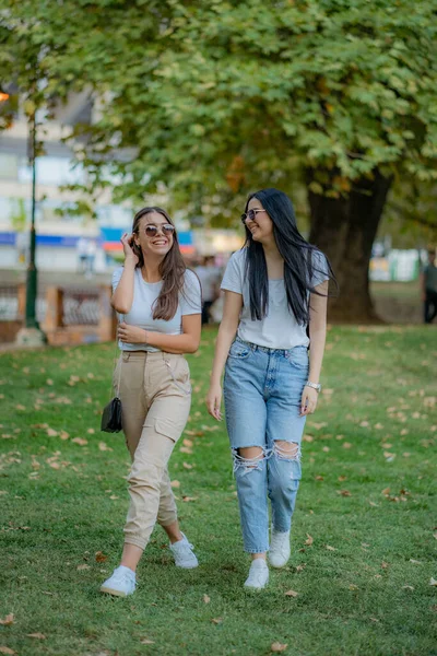 Δύο Όμορφες Καλύτερες Φίλες Χαμογελούν Και Περπατούν Ενώ Περνάνε Καλά — Φωτογραφία Αρχείου