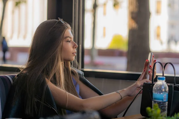 Erstaunliche Und Attraktive Junge Mädchen Macht Selfie Café Während Sie — Stockfoto