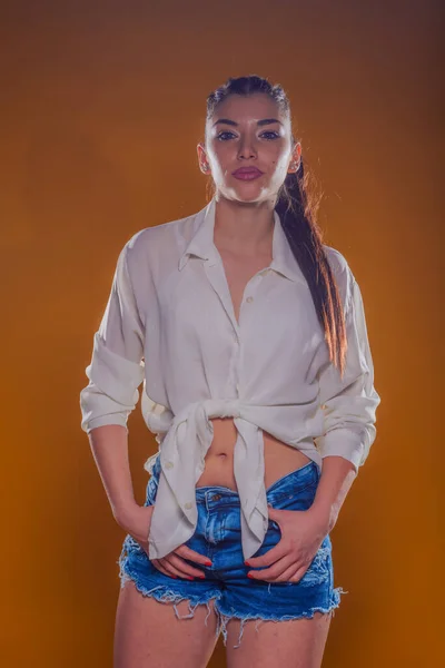 Jovem Mulher Vestindo Roupa Elegante Com Uma Camisa Linho Branco — Fotografia de Stock