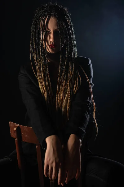 Geïsoleerd Portret Een Zwarte Achtergrond Van Een Mystiek Meisje Met — Stockfoto