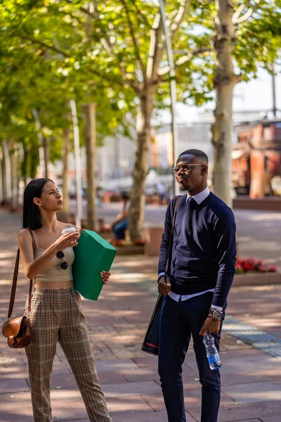 Twee Multiraciale Jonge Collega Bespreken Iets Hun Pauze — Stockfoto