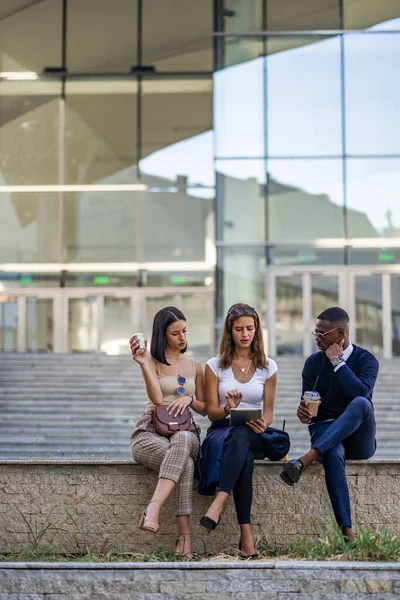 Drei Multiethnische Geschäftspartner Trinken Kaffee Und Sprechen Über Die Ideen — Stockfoto