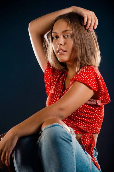 Elegante Jovem Mulher Vestindo Calças Ganga Pretas Enquanto Sentado Cheir — Fotografia de Stock