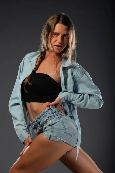 Hermosa Joven Modelo Femenino Vaqueros Cortos Sobre Fondo Oscuro — Foto de Stock