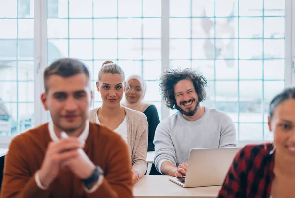 Grupp Medarbetare Som Har Affärsplan Diskussion Sitt Kontor — Stockfoto