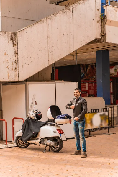 Senior Und Gutaussehender Geschäftsmann Macht Sich Bereit Für Sein Motorrad — Stockfoto