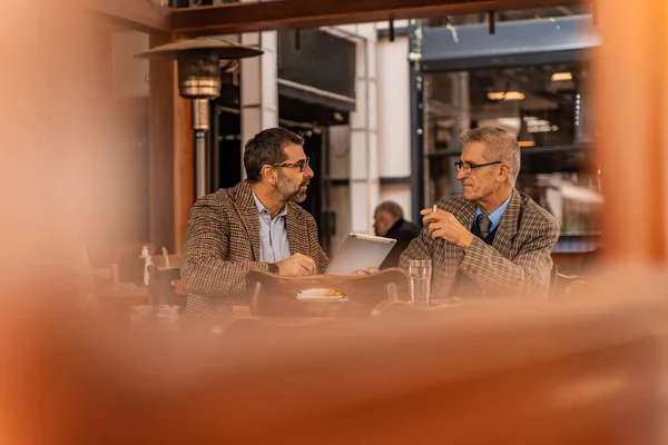 Dos Hombres Negocios Mayores Están Teniendo Una Conversación Mientras Piensan —  Fotos de Stock