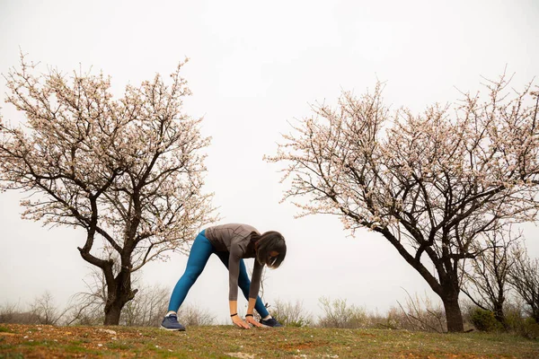 Uimitor Fata Este Stretching Natură — Fotografie, imagine de stoc