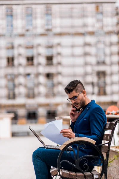 Junger Mann Arbeitet Mit Laptop Auf Bank Stadtplatz — Stockfoto