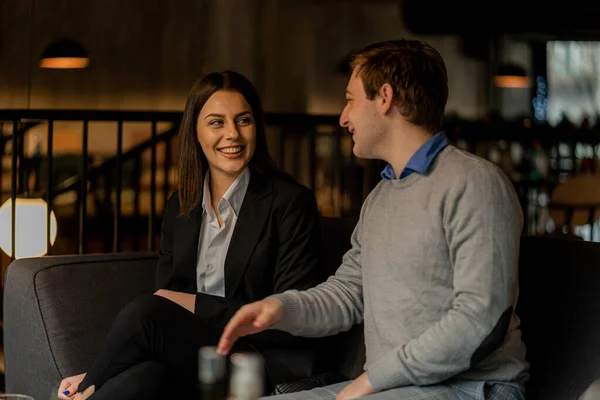 Dos Personas Negocios Increíbles Atractivas Están Hablando Sonriendo Mientras Miran — Foto de Stock