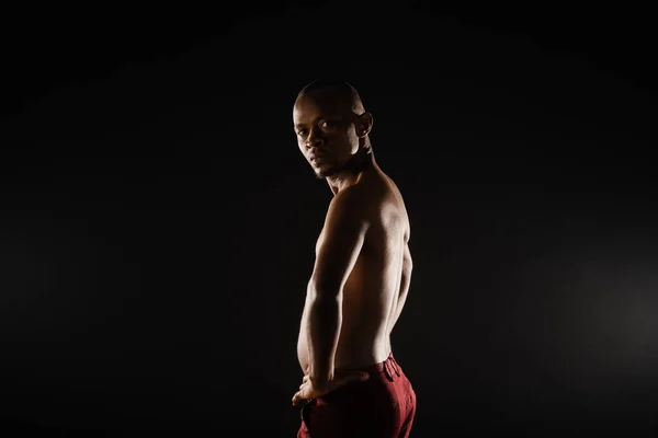 Potret Tampan Topless Pria Kulit Hitam Berpose — Stok Foto