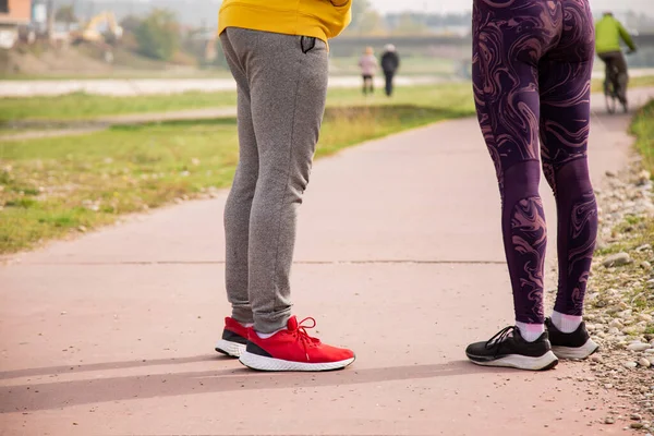 Tolles Und Attraktives Starkes Paar Steht Auf Der Laufstrecke — Stockfoto