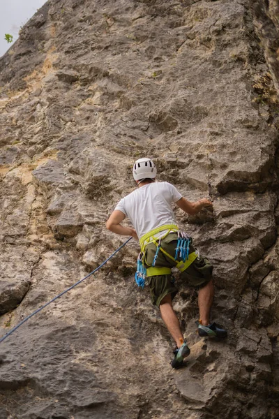Yakışıklı Zinde Genç Adam Yüksek Tepeyi Tırmanışa Hazırlıyor — Stok fotoğraf