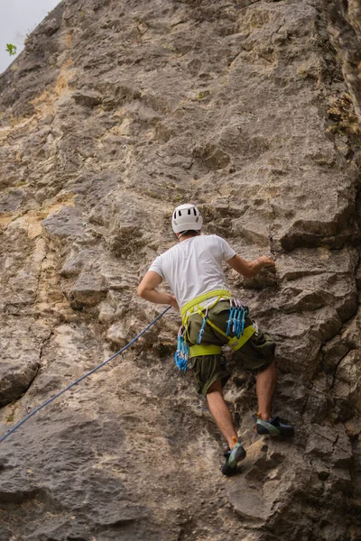 ハンサムでフィット若い男は登山のための高い丘を準備しています — ストック写真