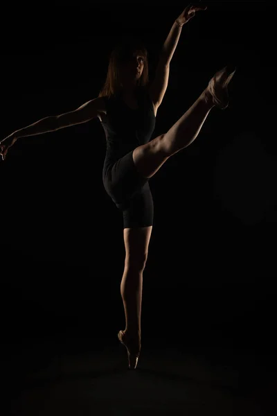 Silueta Bailarina Balanceándose Sobre Una Pierna Mientras Está Pie Sobre —  Fotos de Stock