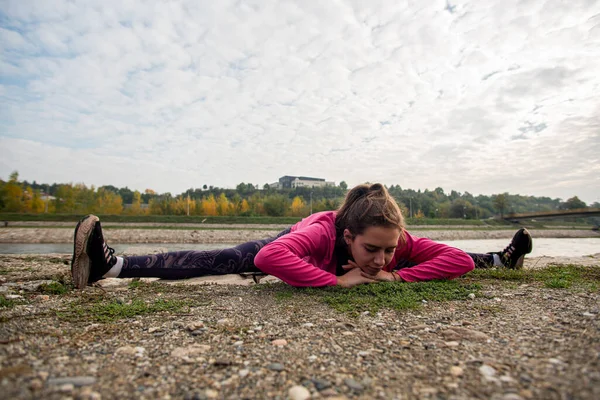 Aantrekkelijk Adn Mooi Fit Meisje Stretching Ontspannen Door Rivier Ochtend — Stockfoto