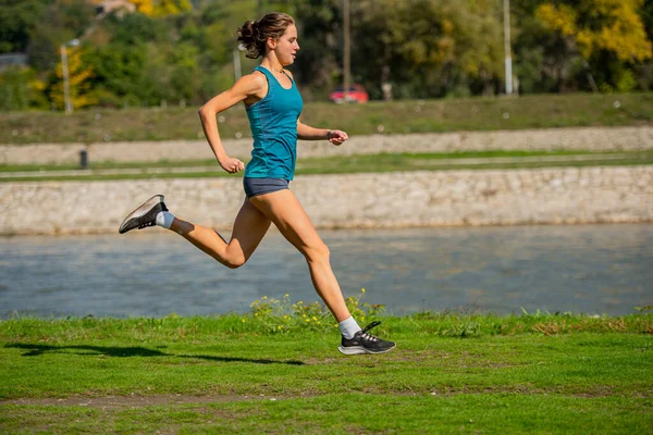 Attraktives Und Schön Durchtrainiertes Mädchen Macht Beim Laufen Große Schritte — Stockfoto