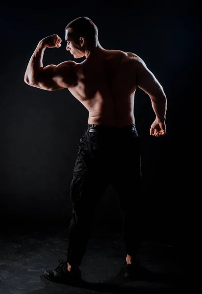 英俊健壮的男模健美运动员准备健身训练 演播室拍摄黑色背景 — 图库照片
