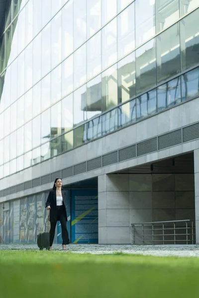 Attraktive Geschäftsfrau Ist Mit Ihrer Reisetasche Unterwegs — Stockfoto