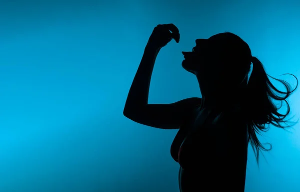 Silhouet Van Een Mooi Meisje Dat Aardbeien Eet — Stockfoto