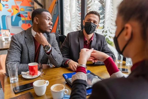 Grupo Empresários Multirraciais Estão Tendo Uma Reunião Sobre Empresa Máscaras — Fotografia de Stock