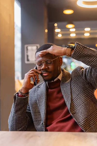 Красивый Привлекательный Черный Бизнесмен Сидит Разговаривает Телефону Своим Помощником Находясь — стоковое фото