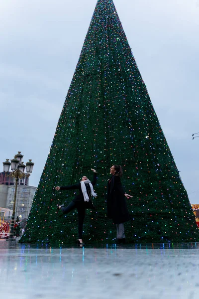 Deux Jolies Belles Femmes Affaires Sautent Ensemble Devant Arbre Noël — Photo