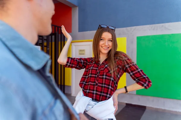 Menina Bonito Posando Sorrindo Enquanto Está Wiht Seu Namorado Fora — Fotografia de Stock