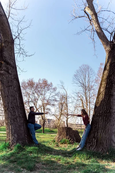 Schattig Koppel Leunt Bomen Terwijl Hun Handen Naar Voren — Stockfoto