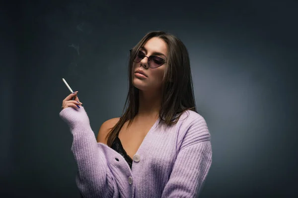 Приваблива Красива Гаряча Дівчина Накладається Цигаркою — стокове фото