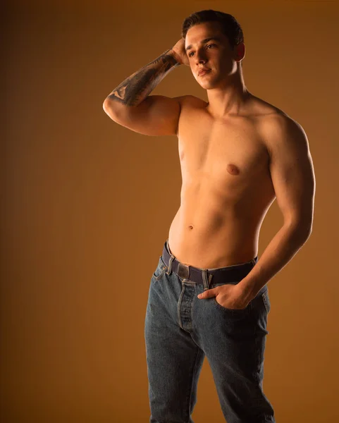 Estúdio Corpo Tiro Uma Moda Modelo Masculino Posando Sem Camisa — Fotografia de Stock