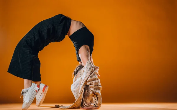 Ejercicio Puente Bailarín Moderno Durante Una Práctica Danza — Foto de Stock