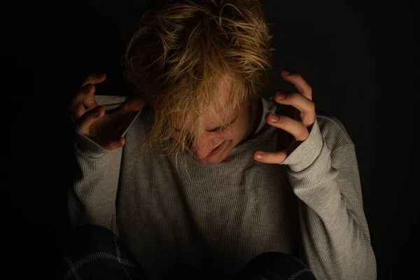 Gebrochener Junge Wird Von Der Angst Getroffen Während Mit Den — Stockfoto