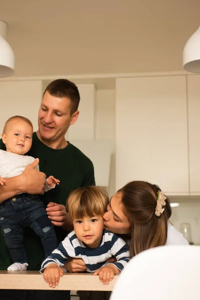 Familia Feliz Pasar Buen Rato Juntos Cocina —  Fotos de Stock