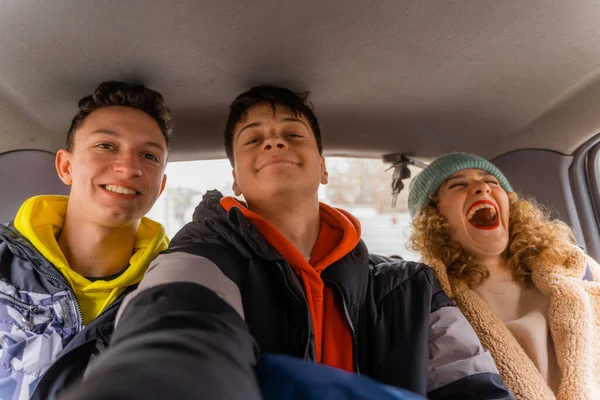 Incroyable Beau Jeune Groupe Amis Prennent Selfie Dans Voiture Ensemble — Photo