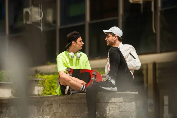 Dois Melhores Amigos Estão Sentados Parede Enquanto Conversam — Fotografia de Stock