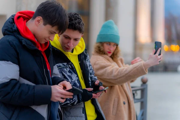 Bir Grup Harika Güzel Genç Arkadaş Bakınıyor Selfie Çekiyorlar — Stok fotoğraf
