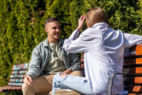 Konuşmak Birbirlerine Bir Parkta Arıyorsunuz Iki Mutlu Teen Arkadaş — Stok fotoğraf